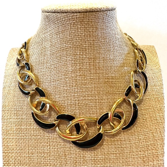Trifari Chunky Collar Chain Statement Necklace Gold Tone w/ black enamel details - Picture 2 of 9